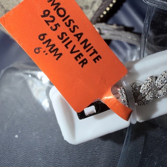 MOISSANITE
925 SILVER
6MM MOISSANITE
925 SILVER
3.00CTW
$1400.00 6in - Picture 5 of 11